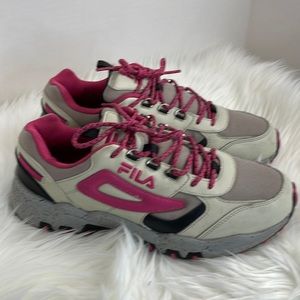 Women’s FILA Reminder sneaker/ shoe all around walking shoe SZ 11